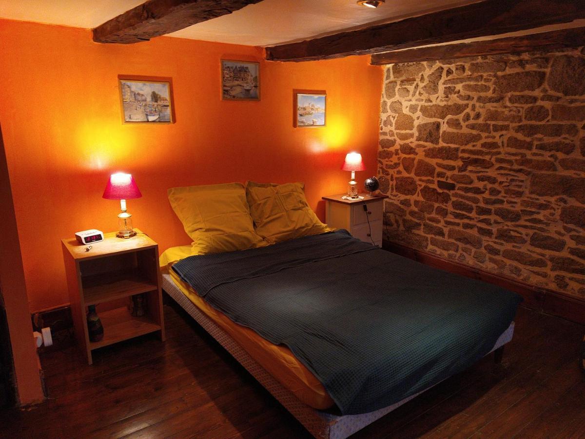 Maison En Granit Bleue Homestay Lanhelin